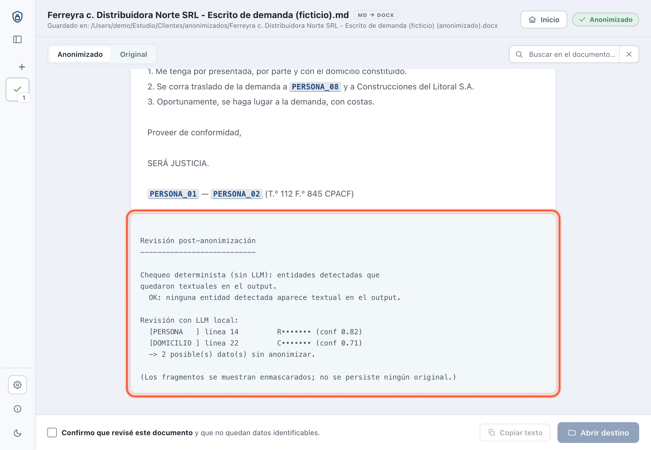 Reporte de revisión debajo del documento anonimizado, con dos posibles datos sin anonimizar